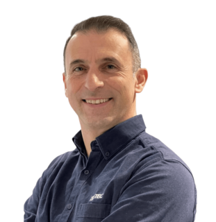 ISOTEC Mitarbeiter im blauen Hemd, Porträt mit verschränkten Armen